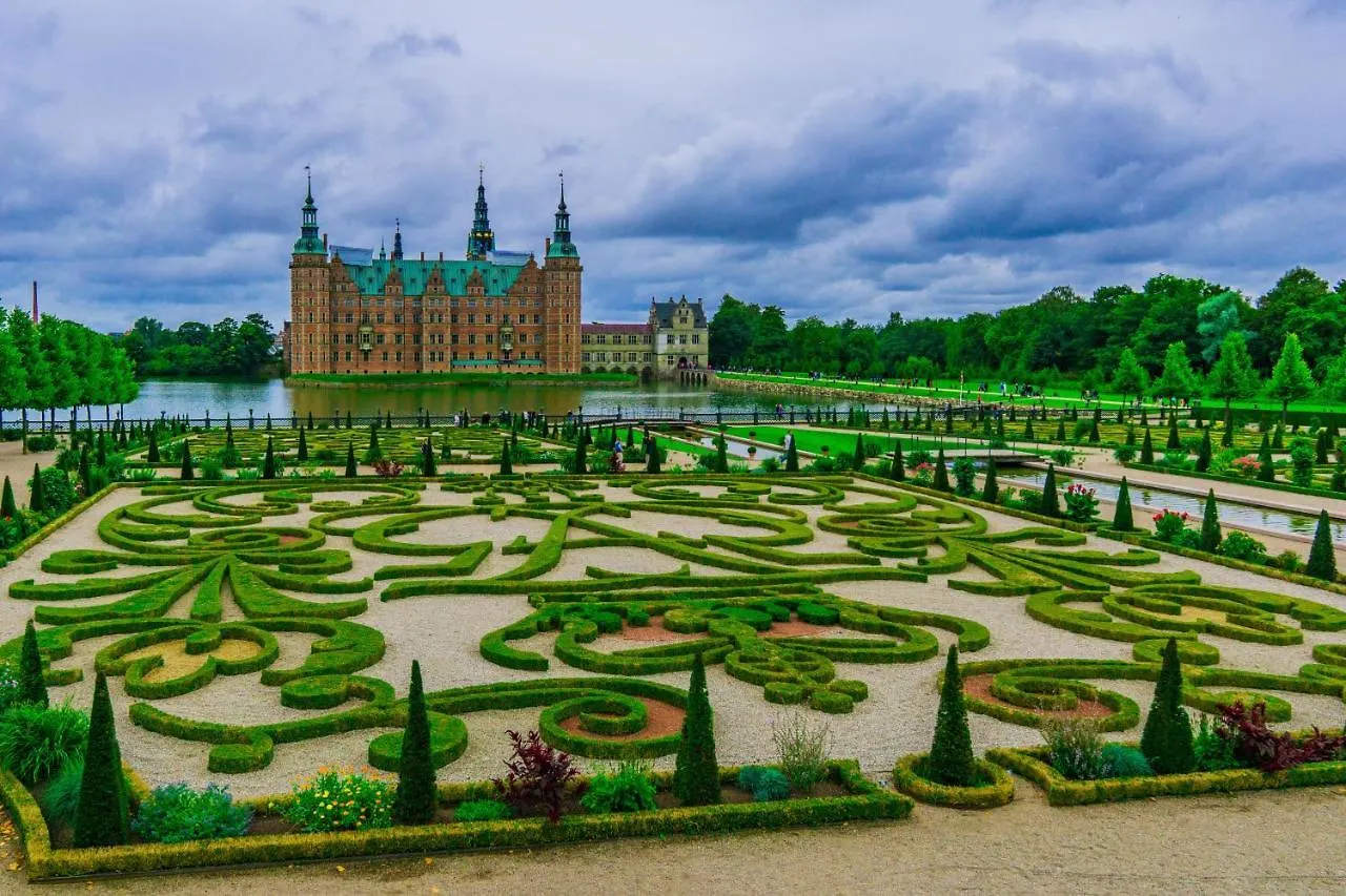 Spacious Tivoli Gardens Apartment W 3 Bedrooms Copenhagen